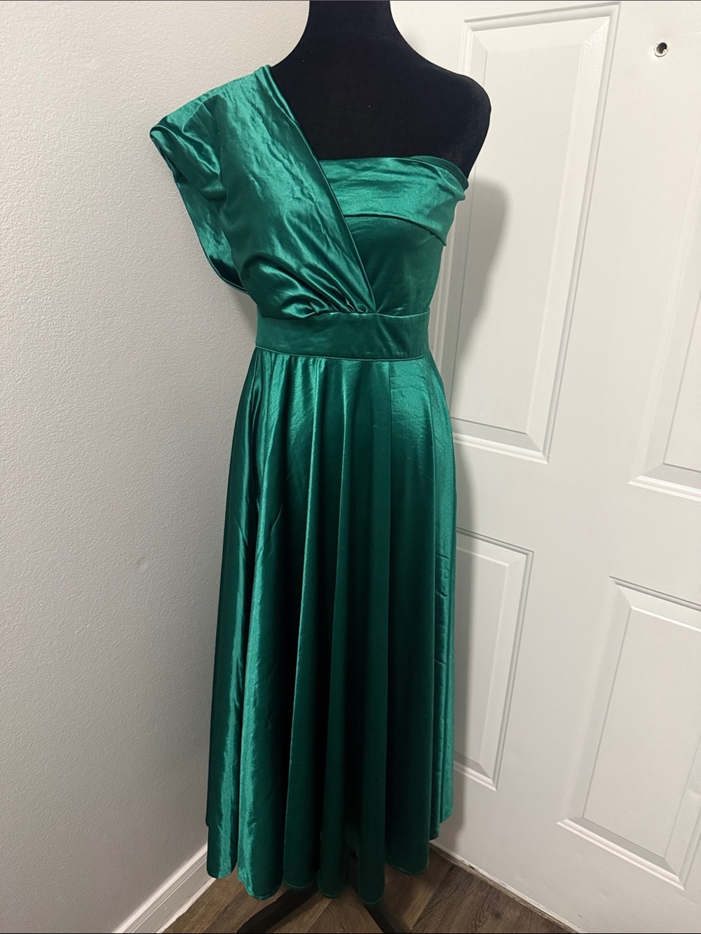 One-Shoulder Emerald Green Satin Evening Dress